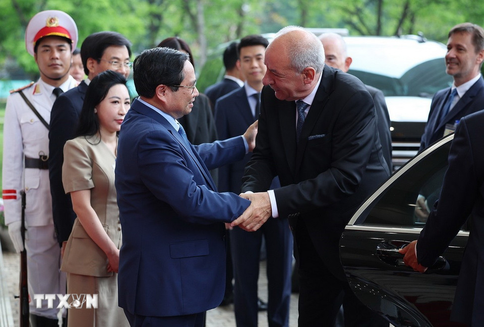 Thủ tướng Phạm Minh Chính đón Tổng thống Hungary Sulyok Tamas. (Ảnh: Dương Giang/TTXVN)