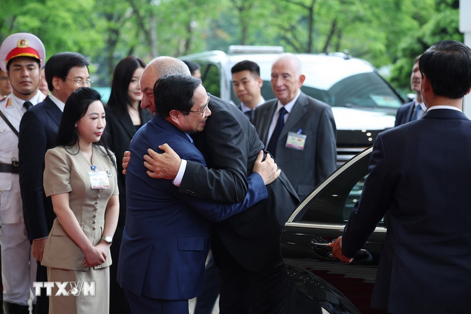 Thủ tướng Phạm Minh Chính đón Tổng thống Hungary Sulyok Tamas. (Ảnh: Dương Giang/TTXVN)