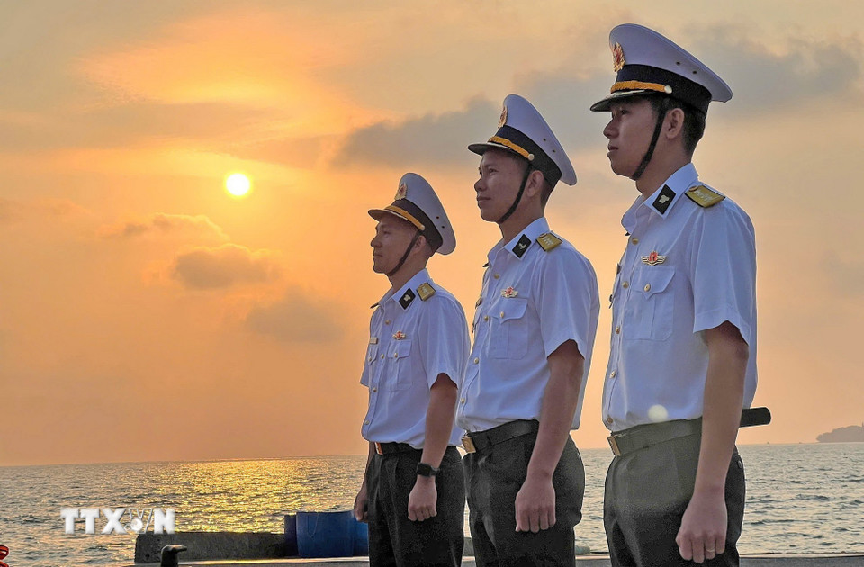 Các chiến sỹ trên tàu 528, Hải đội 512, Lữ đoàn 127, Vùng 5 Hải Quân sẵn sàng làm nhiệm vụ. (Ảnh: Trần Việt/TTXVN)