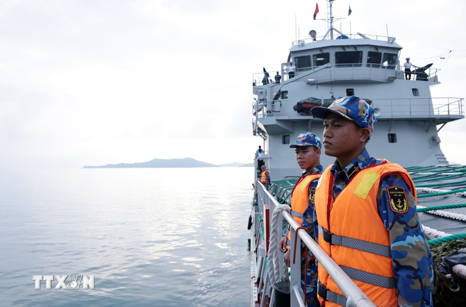 Các chiến sỹ trên tàu 528, Hải đội 512, Lữ đoàn 127, Vùng 5 Hải Quân sẵn sàng làm nhiệm vụ. (Ảnh: Trần Việt/TTXVN)