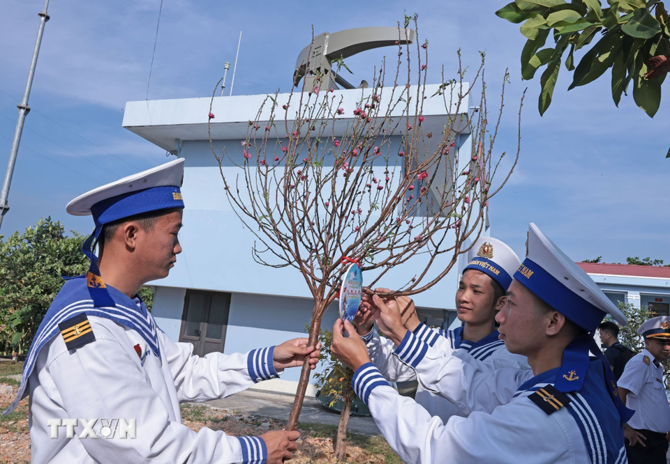 Các chiến sỹ trên đảo Thổ Chu, An Giang đón nhận những món quà Tết từ đất liền. (Ảnh: Trần Việt/TTXVN)