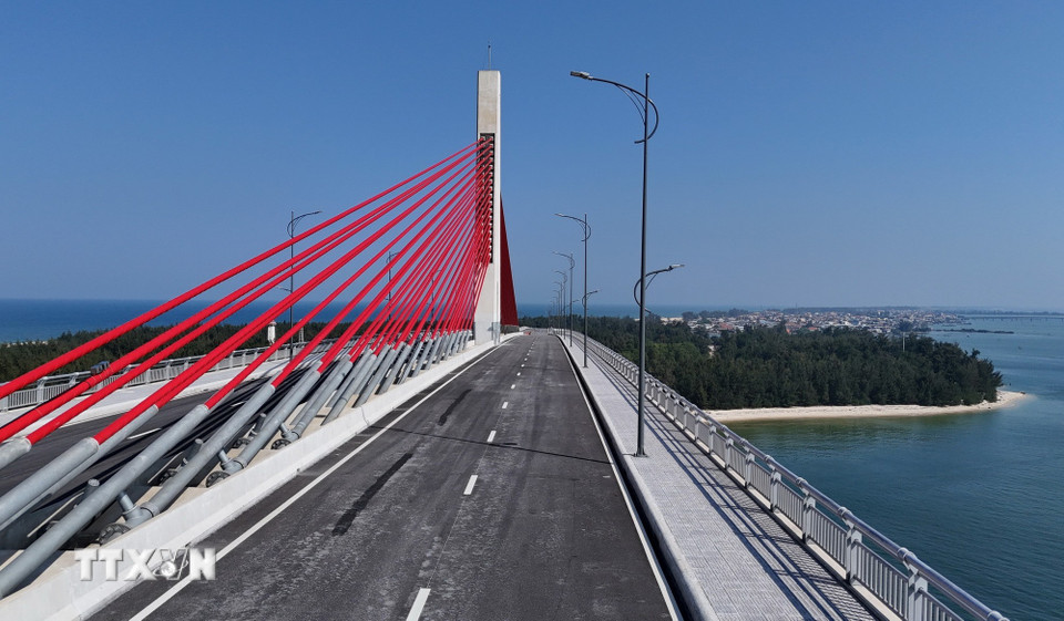 Cầu vượt cửa biển Thuận An, phường Thuận An (Huế) dự kiến đưa vào khai thác Quý 2/2026 khi đường dẫn lên cầu hoàn thành. (Ảnh: Nguyên Lý/TTXVN)