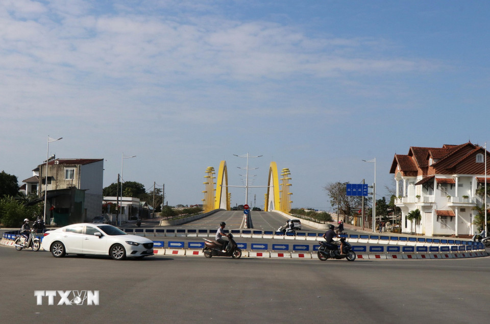 Cầu Nguyễn Hoàng trên tuyến đường vành đai 3 đã hoàn thành giúp tăng kết nối bờ Bắc và Nam sông Hương, trung tâm thành phố Huế. (Ảnh: Nguyên Lý/TTXVN)