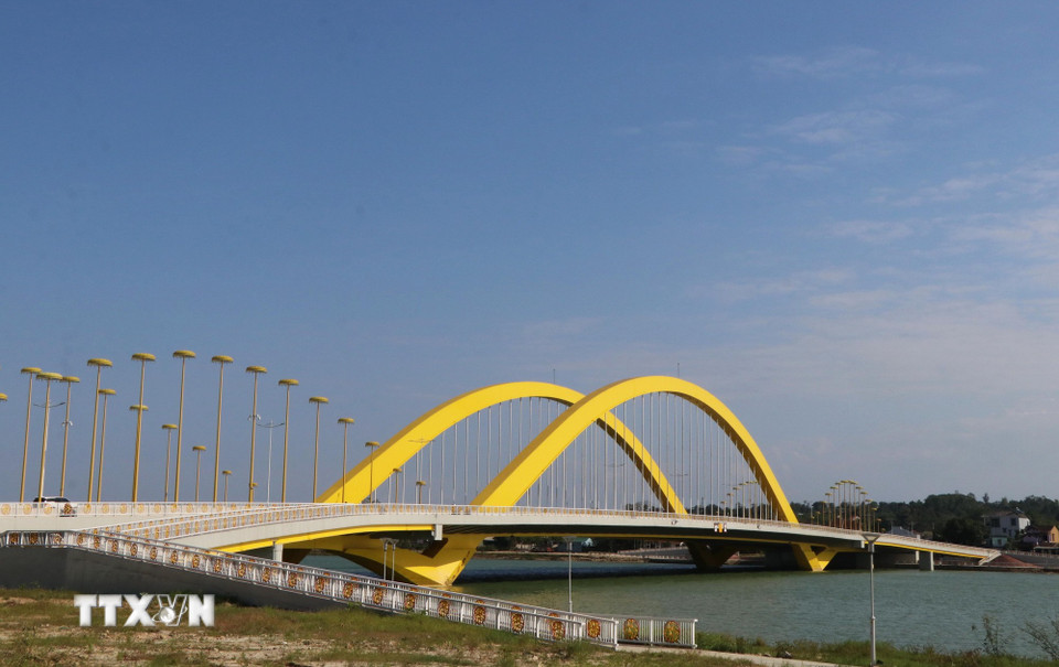 Cầu Nguyễn Hoàng trên tuyến đường vành đai 3 đã hoàn thành giúp tăng kết nối bờ Bắc và Nam sông Hương, trung tâm thành phố Huế. (Ảnh: Nguyên Lý/TTXVN)