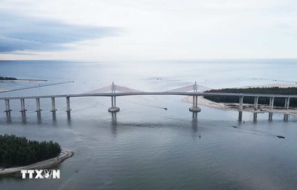 Cầu vượt cửa biển Thuận An, phường Thuận An (Huế) dự kiến đưa vào khai thác Quý 2/2026 khi đường dẫn lên cầu hoàn thành. (Ảnh: Nguyên Lý/TTXVN)