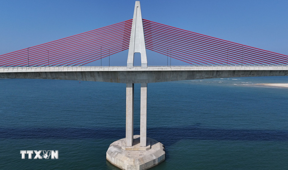 Cầu vượt cửa biển Thuận An, phường Thuận An (Huế) dự kiến đưa vào khai thác Quý 2/2026 khi đường dẫn lên cầu hoàn thành. (Ảnh: Nguyên Lý/TTXVN)