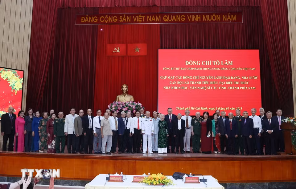Tổng Bí thư Tô Lâm và các đại biểu chụp ảnh chung. (Ảnh: Thống Nhất/TTXVN)