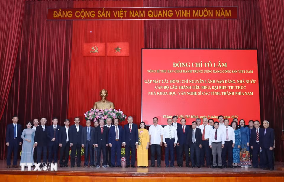 Tổng Bí thư Tô Lâm và các đại biểu chụp ảnh chung. (Ảnh: Thống Nhất/TTXVN)
