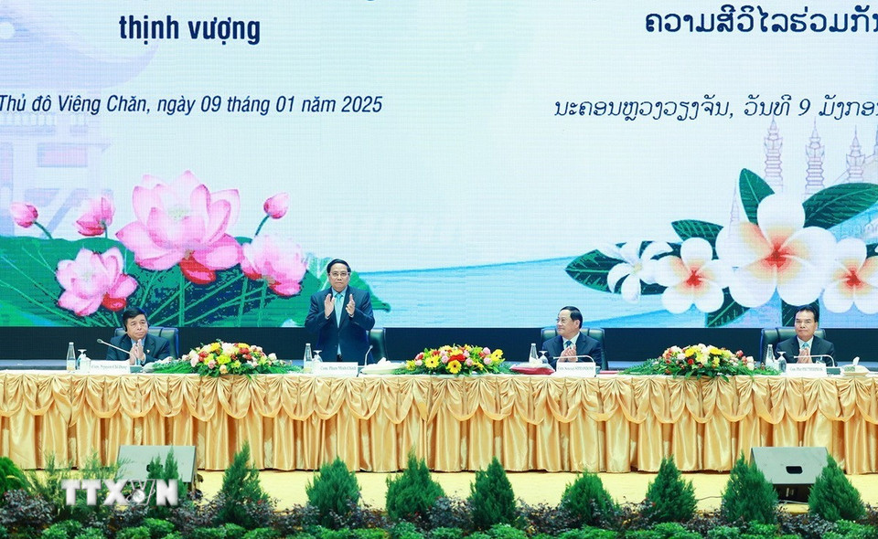 Thủ tướng Phạm Minh Chính và Thủ tướng Sonexay Siphandone đồng chủ trì Hội nghị Hợp tác đầu tư Việt Nam-Lào năm 2025. (Ảnh: Dương Giang/TTXVN)