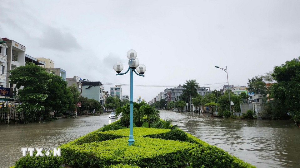 Khu vực đường Âu Cơ, phường Hạc Thành bị ngập sâu. (Ảnh: Khiếu Tư/TTXVN)