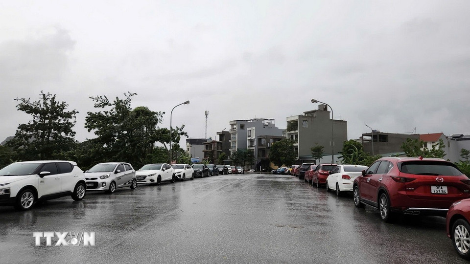 Người dân đưa phương tiện lên cầu Tạnh Xa tránh ngập. (Ảnh: Khiếu Tư/TTXVN)