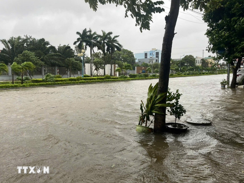 Nhiều tuyến đường trung tâm của phường Hạc Thành, tỉnh Thanh Hóa, ngập trong biển nước sau bão số 10. (Ảnh: Khiếu Tư/TTXVN)