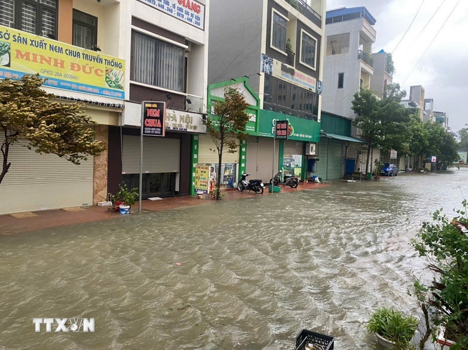 Nhiều khu dân cư ngập sâu sau bão số 10. (Ảnh: Khiếu Tư/TTXVN)