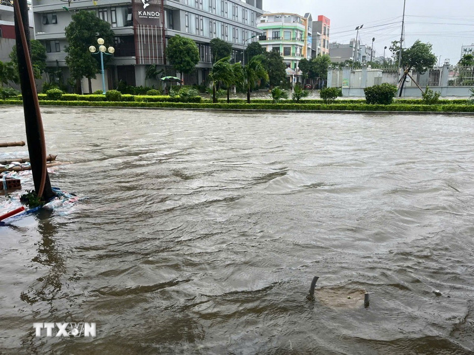 Tại Thanh Hóa vẫn đang mưa to, trên các tuyến đường bị ngập nước tiếp tục dâng cao. (Ảnh: Khiếu Tư/TTXVN)