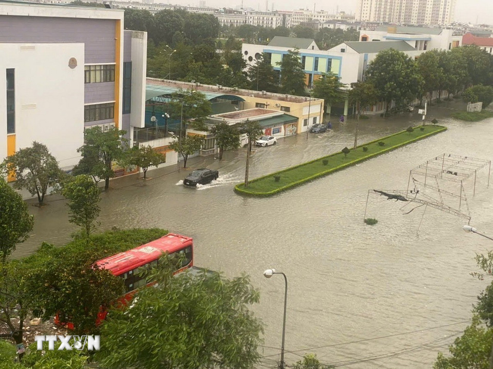 Khu vực Trường liên cấp Fansipan, phường Hạc Thành, tỉnh Thanh Hóa, ngập trong biển nước. (Ảnh: Khiếu Tư/TTXVN)