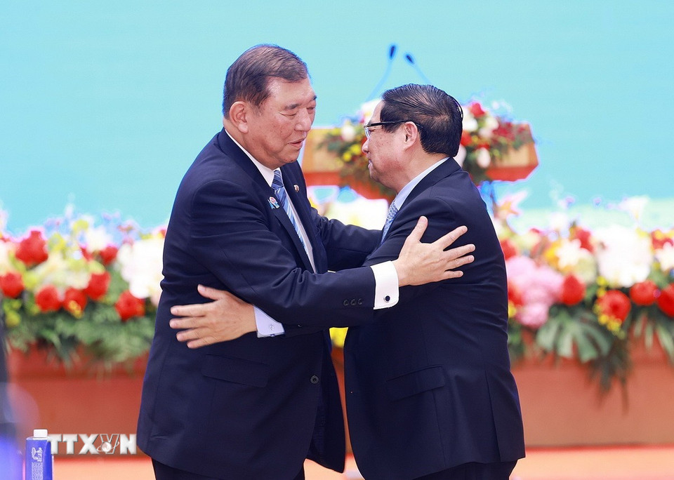 Thủ tướng Phạm Minh Chính và Thủ tướng Nhật Bản Ishiba Shigeru tại Diễn đàn doanh nghiệp Việt Nam-Nhật Bản. (Ảnh: Dương Giang/TTXVN)