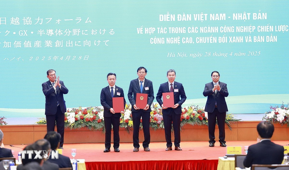 Thủ tướng Phạm Minh Chính và Thủ tướng Nhật Bản Ishiba Shigeru chứng kiến trao thoả thuận hợp tác đầu tư giữa doanh nghiệp hai nước. (Ảnh: Dương Giang/TTXVN)