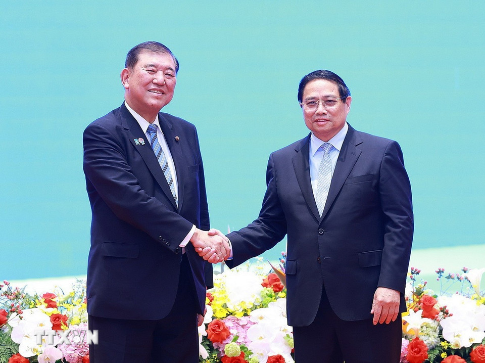 Thủ tướng Phạm Minh Chính và Thủ tướng Nhật Bản Ishiba Shigeru tại Diễn đàn doanh nghiệp Việt Nam-Nhật Bản. (Ảnh: Dương Giang/TTXVN)