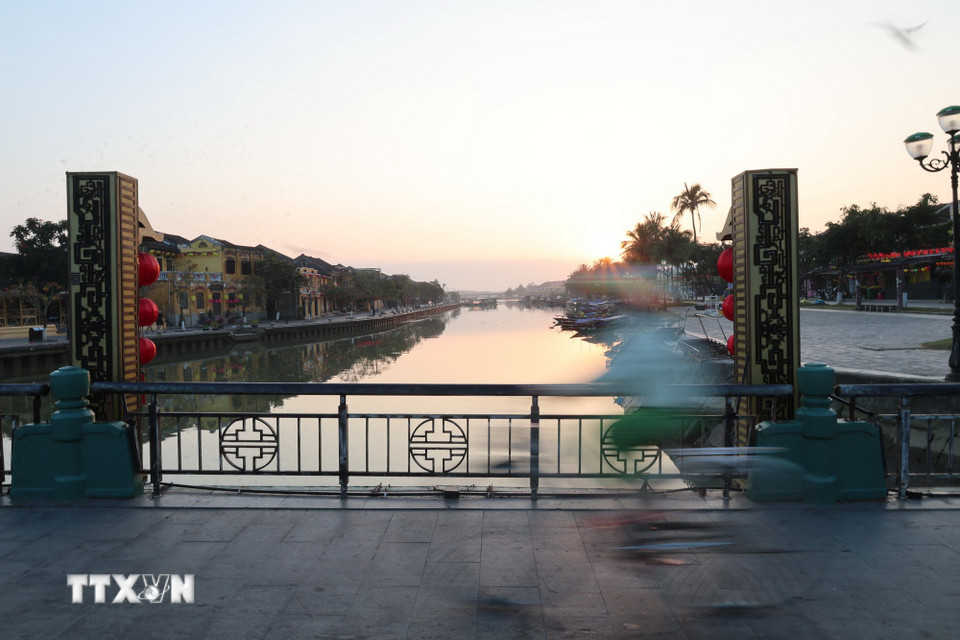 Từ Cầu An Hội, dòng sông Hoài yên bình dần xuất hiện dưới ánh nắng mặt trời. (Ảnh: Xuân Quý/TTXVN)