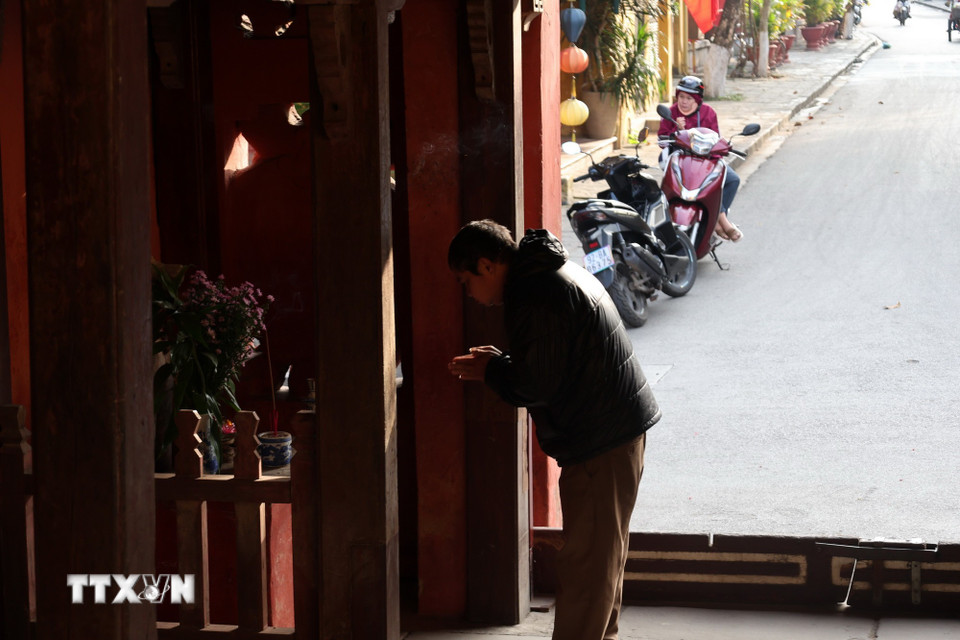 Đối với nhiều người dân Hội An, thắp hương tại chùa Cầu mỗi sáng sớm đã trở thành một thói quen. (Ảnh: Xuân Quý/TTXVN)