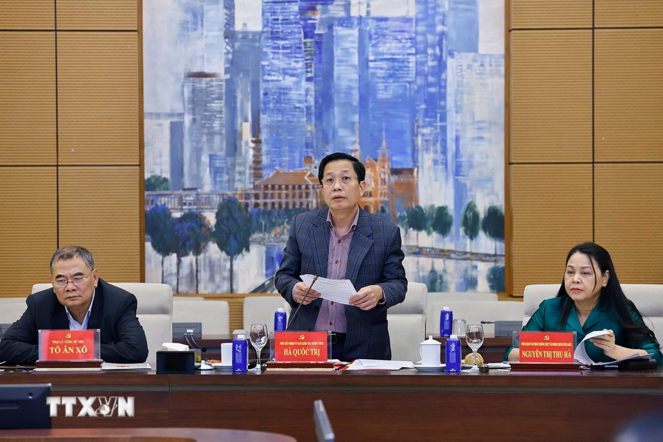 Phó Chủ nhiệm Ủy ban Kiểm tra Trung ương Hà Quốc Trị, Phó Trưởng Đoàn Kiểm tra công bố Quyết định kiểm tra của Bộ Chính trị. (Ảnh: Doãn Tấn/TTXVN)