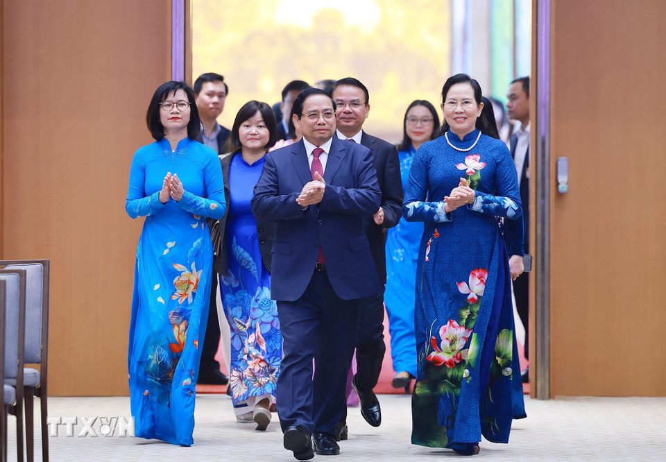 Thủ tướng Phạm Minh Chính gặp mặt đại diện nữ lãnh đạo, quản lý và trao Giải thưởng Kovalevskaia năm 2025. (Ảnh: Dương Giang/TTXVN)
