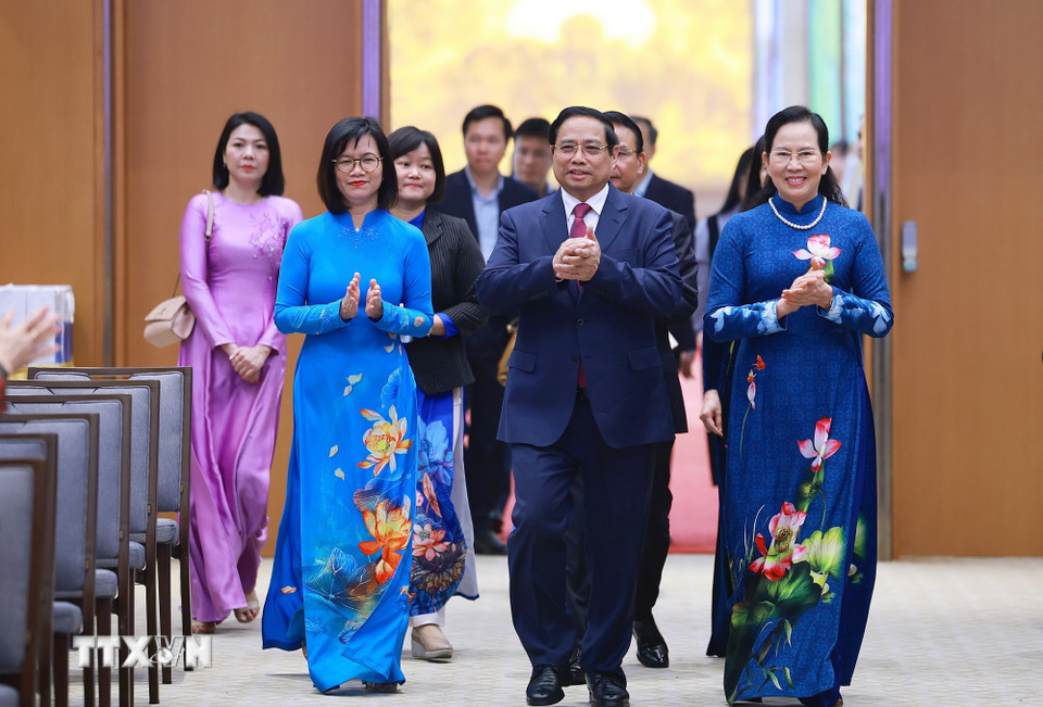 Thủ tướng Phạm Minh Chính gặp mặt đại diện nữ lãnh đạo, quản lý và trao Giải thưởng Kovalevskaia năm 2025. (Ảnh: Dương Giang/TTXVN)