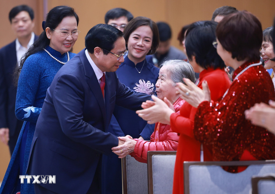 Thủ tướng Phạm Minh Chính gặp mặt đại diện nữ lãnh đạo, quản lý và trao Giải thưởng Kovalevskaia năm 2025. (Ảnh: Dương Giang/TTXVN)