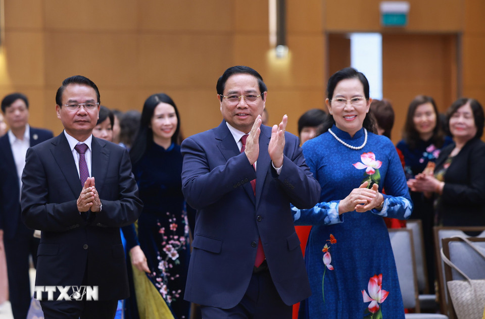 Thủ tướng Phạm Minh Chính gặp mặt đại diện nữ lãnh đạo, quản lý và trao Giải thưởng Kovalevskaia năm 2025. (Ảnh: Dương Giang/TTXVN)