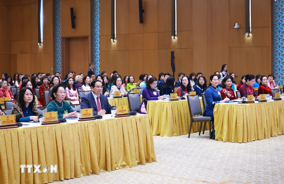 Thủ tướng Phạm Minh Chính và các đại biểu dự gặp mặt đại diện nữ lãnh đạo và trao Giải thưởng Kovalevskaia năm 2025. (Ảnh: Dương Giang/TTXVN)