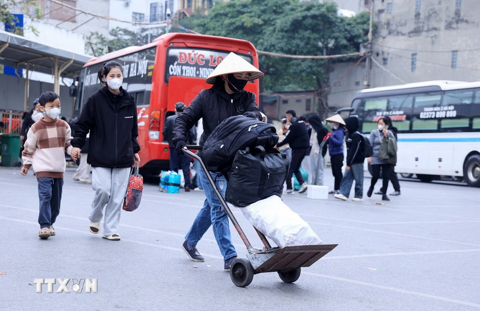 Người dân vội vã dời bến xe Giáp Bát trở về nhà sau kỳ nghỉ tết Dương lịch. (Ảnh: Quốc Khánh/TTXVN)