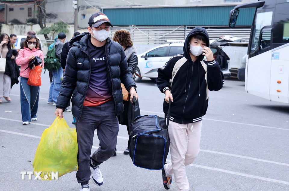 Người dân vội vã dời bến xe Giáp Bát trở về nhà sau kỳ nghỉ tết Dương lịch. (Ảnh: Quốc Khánh/TTXVN)