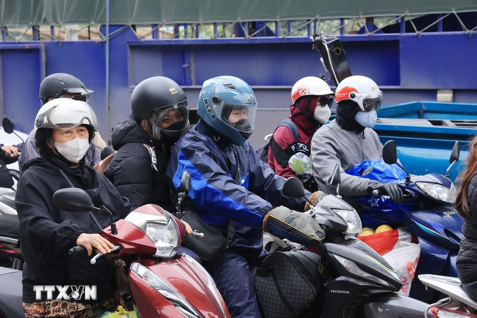 Người dân các tỉnh giáp Hà Nội ùn ùn quay trở lại thành phố sáng 4/1 trên quốc lộ 1A cũ. (Ảnh: Quốc Khánh/TTXVN)