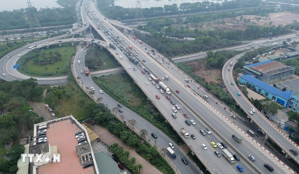 Cửa ngõ phía nam thành phố hướng vào trung tâm sáng 4/1 xảy ra hiện tượng ùn tắc cục bộ. (Ảnh: Quốc Khánh/TTXVN)