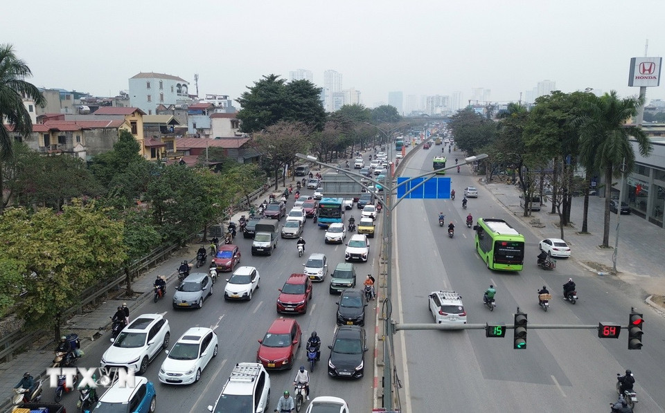 Quốc lộ 1A cũ các phương tiện đông đúc ngày từ sáng 4/1. (Ảnh: Quốc Khánh/ TTXVN)