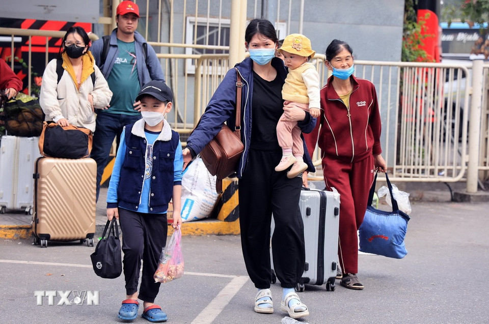 Người dân vội vã dời bến xe Giáp Bát trở về nhà sau kỳ nghỉ tết Dương lịch. (Ảnh: Quốc Khánh/TTXVN)