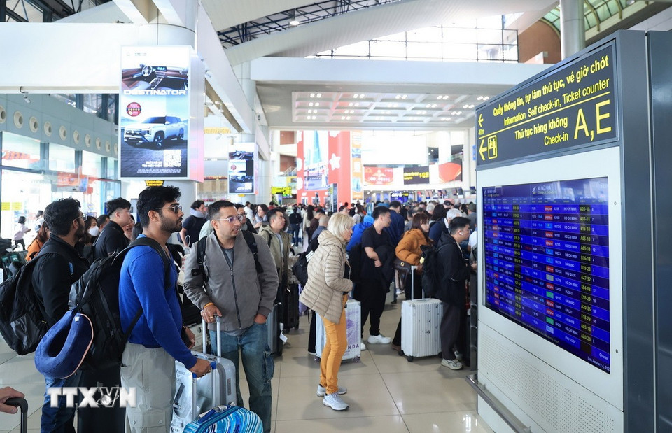 Hành khách kiểm tra thông tin chuyến bay nội địa tại Cảng Hàng không Quốc tế Nội Bài, chiều 4/1. (Ảnh: Quốc Khánh/TTXVN)