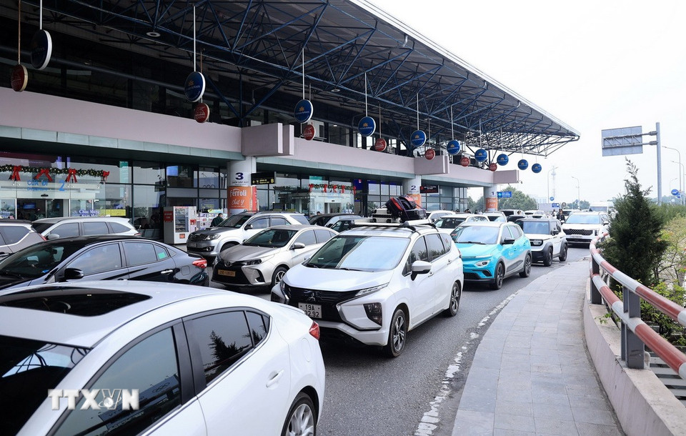 Phương tiện ùn tắc cục bộ tại đường lên nhà ga nội địa, chiều 4/1. (Ảnh: Quốc Khánh/TTXVN)