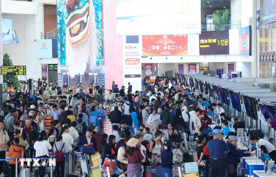 Đông nghẹt người làm thủ tục tại nhà ga nội địa T1 Cảng Hàng không Quốc tế Nội Bài chiều 4/1. (Ảnh: Quốc Khánh/TTXVN)