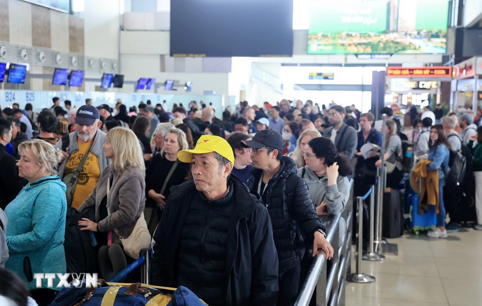 Đồng nghẹt người làm thủ tục tại nhà ga nội địa T1 Cảng Hàng không Quốc tế Nội Bài chiều 4/1. (Ảnh: Quốc Khánh/TTXVN)