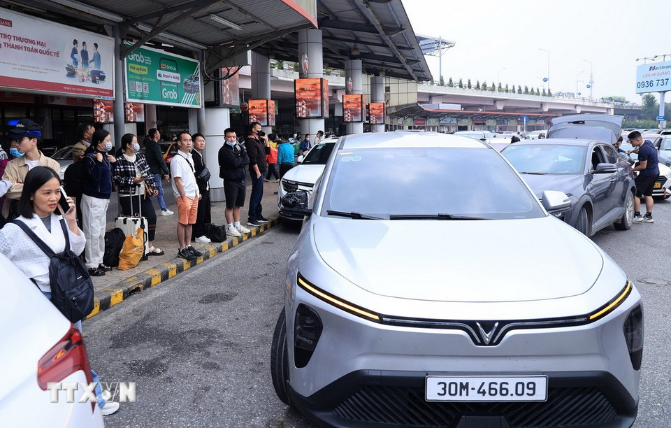 Dòng người chờ đợi phương tiện công cộng phía ngoài Cảng Hàng không Quốc tế Nội Bài chiều 4/1. (Ảnh: Quốc Khánh/TTXVN)