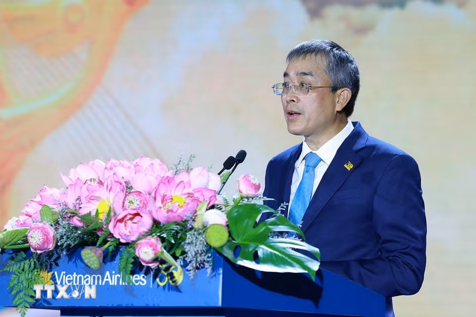 Ông Đặng Ngọc Hòa, Chủ tịch Hội đồng Quản trị Tổng Công ty Hàng không Việt Nam trình bày diễn văn kỷ niệm. (Ảnh: Dương Giang/TTXVN)\