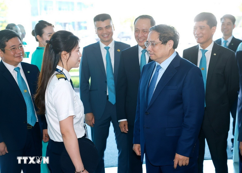 Thủ tướng Phạm Minh Chính thăm hỏi cán bộ, nhân viên Tổng Công ty Hàng không Việt Nam. (Ảnh: Dương Giang/TTXVN)