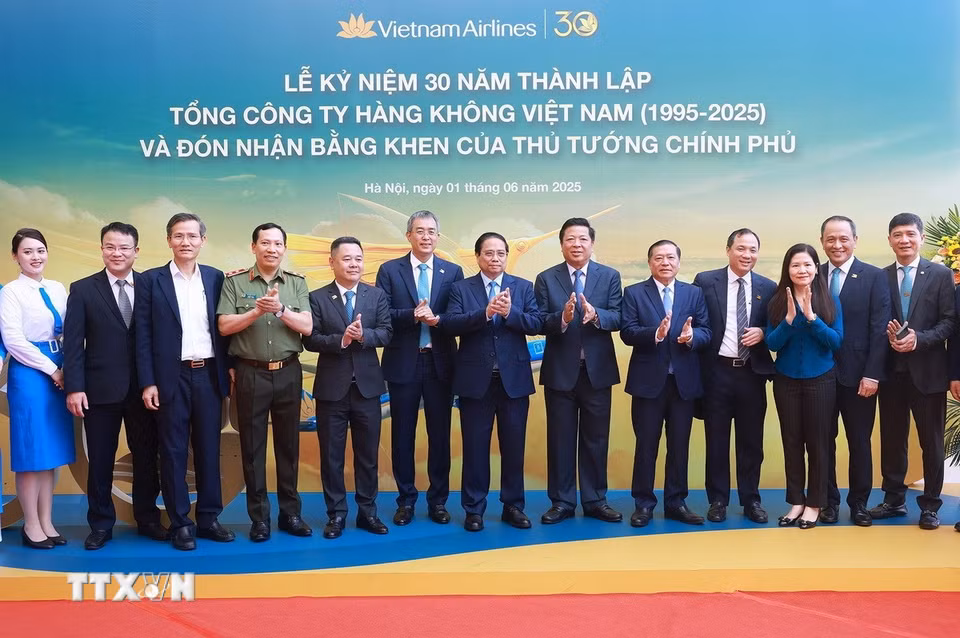 Thủ tướng Phạm Minh Chính với cán bộ Tổng Công ty Hàng không Việt Nam. (Ảnh: Dương Giang/TTXVN)