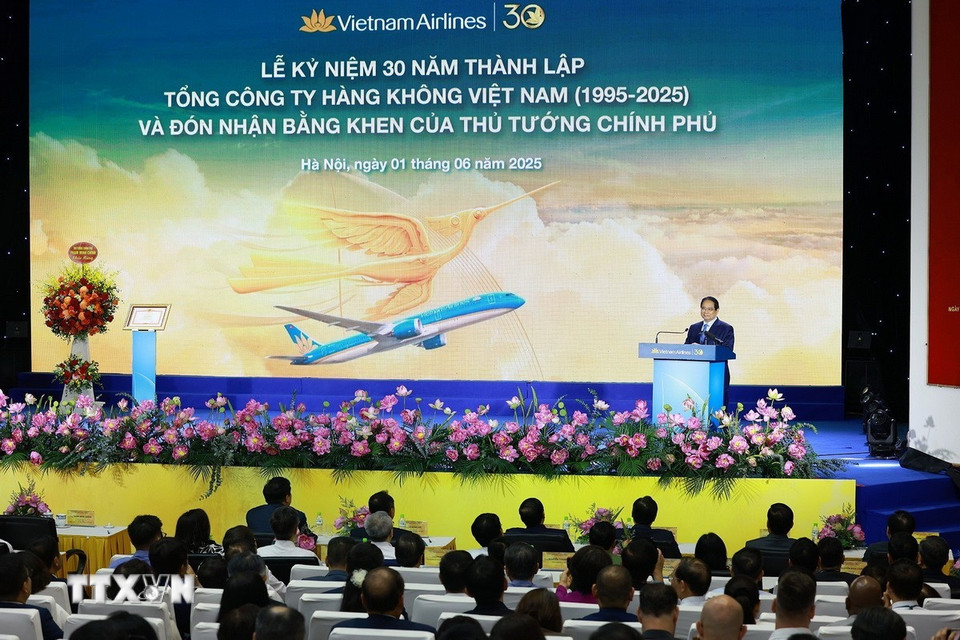 Thủ tướng Phạm Minh Chính phát biểu chúc mừng Tổng Công ty Hàng không Việt Nam. (Ảnh: Dương Giang/TTXVN)