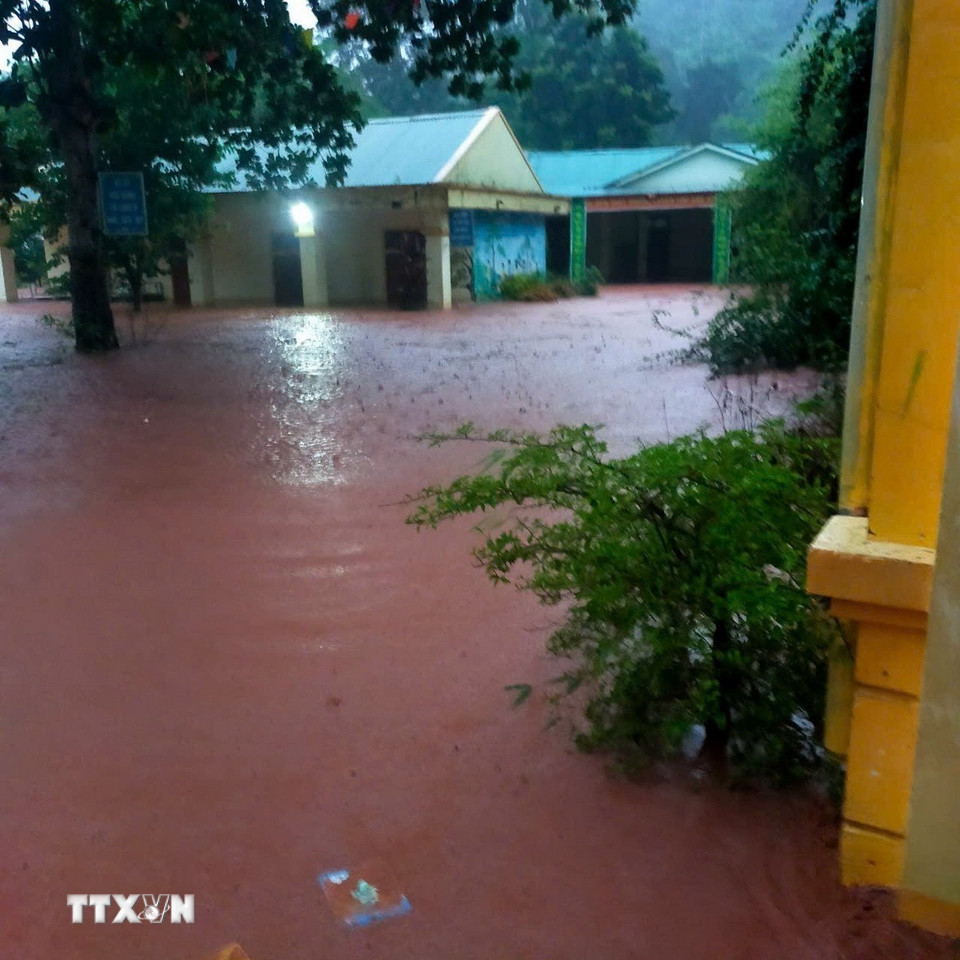 Nhiều trường học tại Kỳ Sơn, Con Cuông (Nghệ An) bị ngập lụt và hư hỏng nặng. (Ảnh: TTXVN phát)