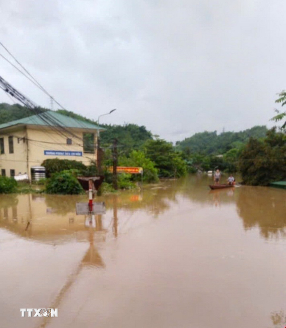 Nhiều trường học tại Kỳ Sơn, Con Cuông, Nghệ An ngập lụt và hư hỏng nặng. (Ảnh: TTXVN phát)