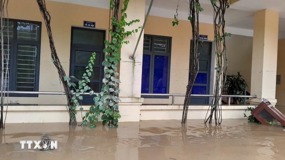 Trường Tiểu học Lưu Kiền 2 (xã Tương Dương) bị ngập trong mưa lũ. (Ảnh: TTXVN phát)