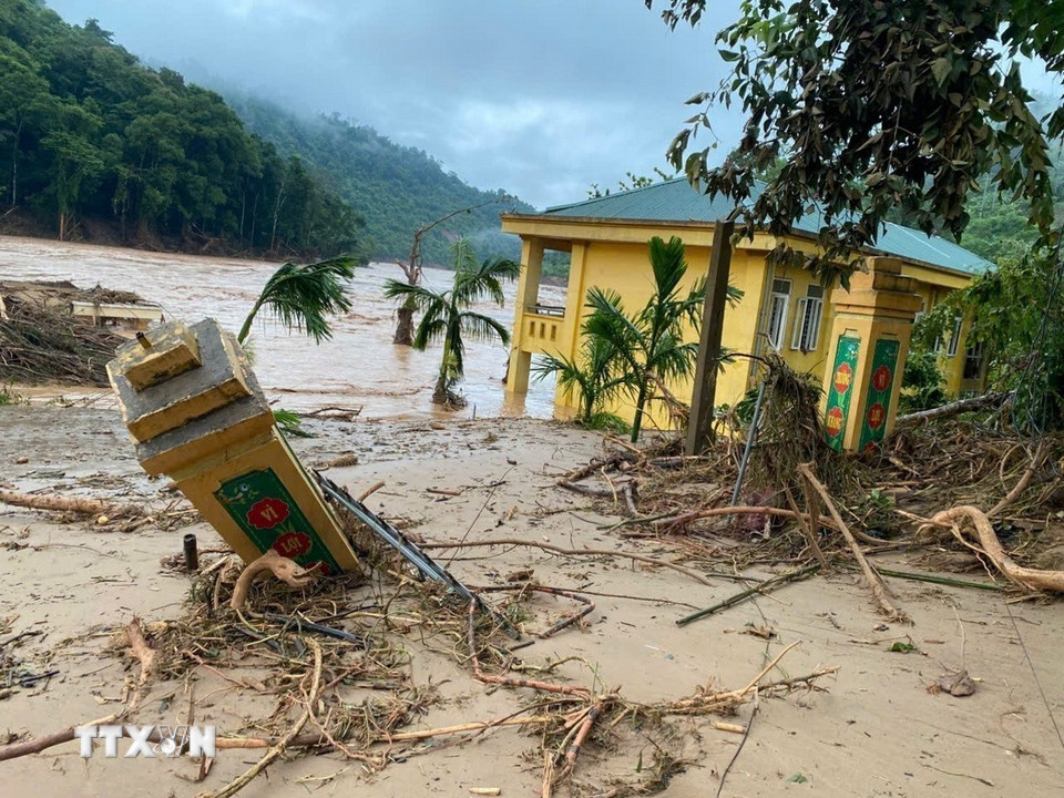 Trường Tiểu học Bắc Lý 2 (xã Bắc Lý) bị thiệt hại nặng nề do mưa lũ. (Ảnh: TTXVN phát)