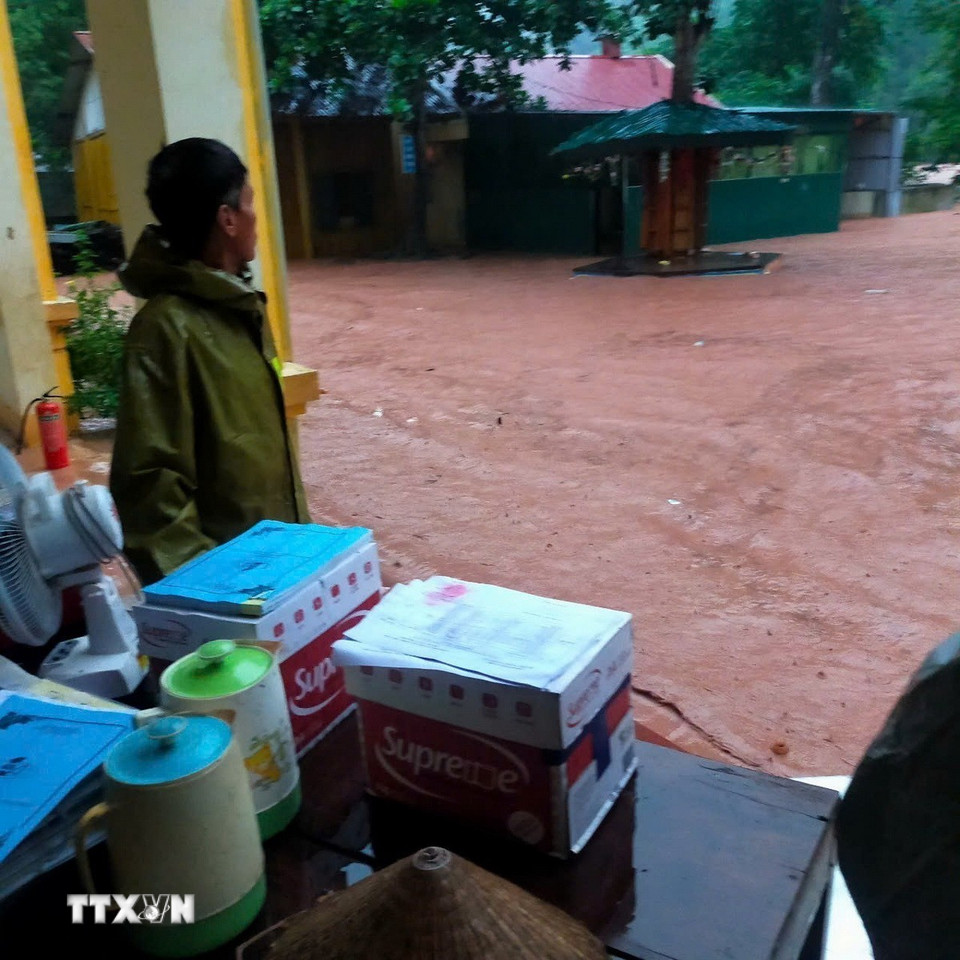 Do ảnh hưởng bão số 3, nhiều trường học tại Kỳ Sơn, Con Cuông (Nghệ An) bị ngập lụt và hư hỏng nặng. (Ảnh: TTXVN phát)